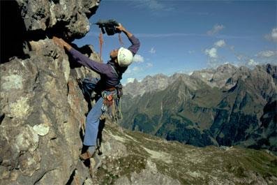 Moderne Bohrhaken sorgen für die Sicherheit der Kletterer. Hier setzt Josef Schafnitzel einen solchen Verbundanker bei der Erstbegehung der Route "Arche Noah". Foto: Markus Wölfle