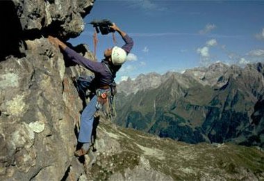 Moderne Bohrhaken sorgen für die Sicherheit der Kletterer. Hier setzt Josef Schafnitzel einen solchen Verbundanker bei der Erstbegehung der Route "Arche Noah". Foto: Markus Wölfle