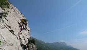 Die letzte schwere Passage (kurz 4-/4, direkt am Bohrhaken)