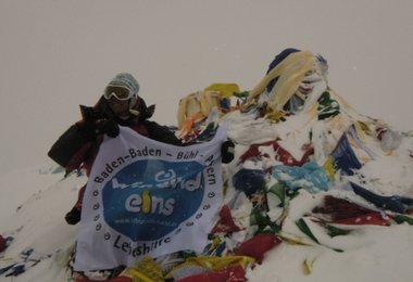 Mit der -Wir sind Eins- Flagge © AMICAL alpin