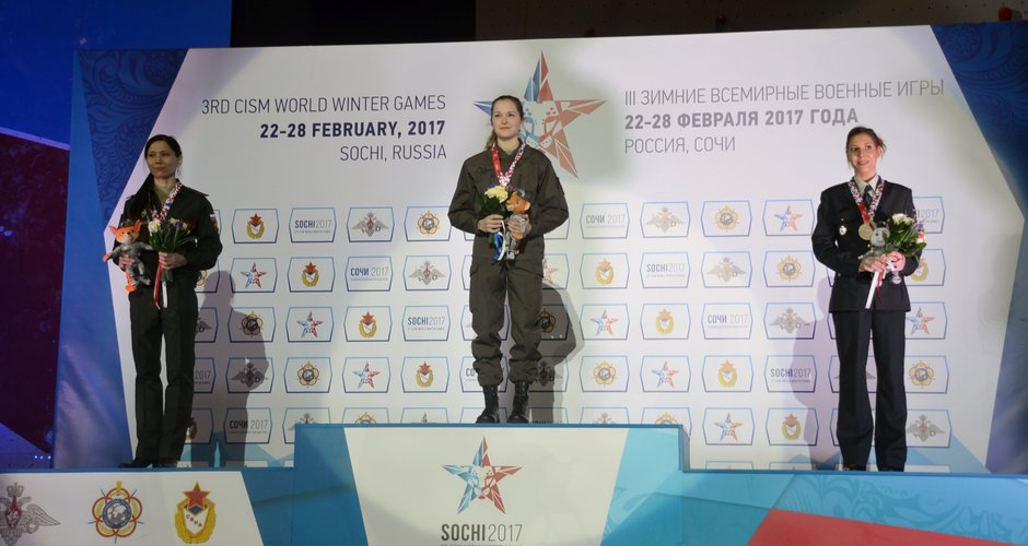 Die Siegerehrung der Damen in der Disziplin Bouldern - mit Jessica Pilz ganz oben am Siegertreppchen. (Foto: Peter Feeg) 