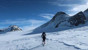 Vor dem Zuckerhütl, in der eisigen Nordwand klettert eine Seilschaft - Skitour Zuckerhütl