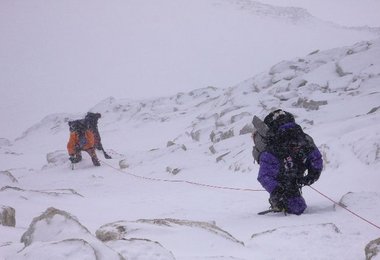 Leichter Schneefall behindert den Aufstieg nach Lager III - die beiden Basken Juanito Oirzabal und Roberto Rojo "Gorri"