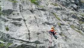 1. Seillänge - die Tour beginnt gleich mir einer knackigen Wasserrille.