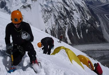 David beim Schaufeln der Zeltplattform in „Lager III“. Foto: Daniel Bartsch