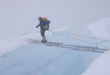 Gerlinde schwer beladen im Abstieg