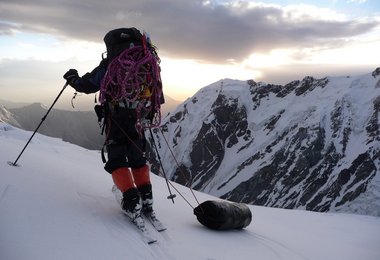 Mit viel Gepäck geht es wieder hinunter.