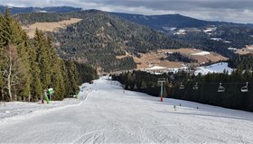 Blick über die für Skitourengeher freigegebene Piste nach Klösterle