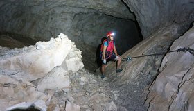 In der Gauablickhöhle wird man schnell vom Klettersteiggeher zum Höhlenforscher.