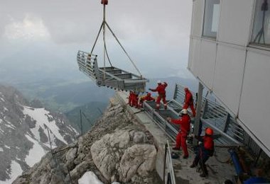 Aussichtsplattform „Dachstein Sky Walk“ auf 2.700 Meter