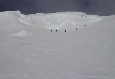 Das fünfköpfige Laserer Alpin Team vor dem Lager