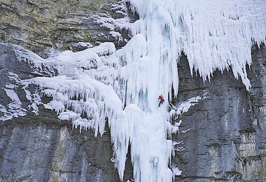 Stas Beskin in Real Big Drip Ice Pillar (c) Matt Westlake