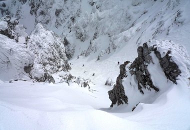 Skitahrer bei der Abfahrt durch die Breite Ries am Schneeberg, Schwierigkeitsgrad 3