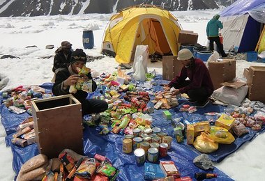 Sortieren der Basislager-Verpflegung © Ralf Dujmovits www.amical.de