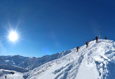 Skitouren - wenn es auf dem Gipfel bzw. dem Kamm enger wird - dort ist auf den korrekten Abstand zu achten.