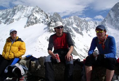 Auf der  Couvercle Hütte nach der Abfahrt (v.l.n.r. Iva, Marek und Pavel)