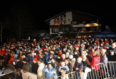 Das Publikum beim nächtlichen Wettkampf