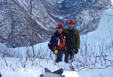 Heli und Hias am Ausstieg von "Focus" WI6 600m