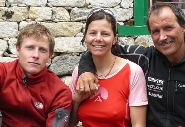 David Göttler, Gerlinde Kaltenbrunner und Ralf Dujmovits in der Ama Dablam Garden Lodge