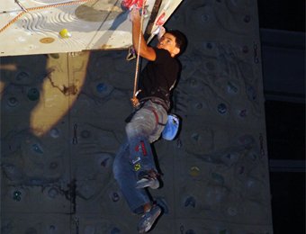 Keiner hält die Griffe länger als David Lama; Foto: Andy Knabl