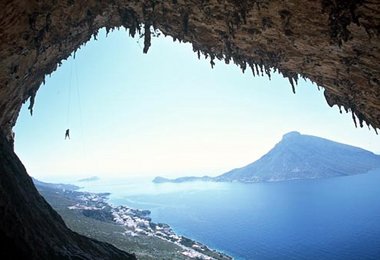 RiesigeÜberhänge, versinterte Felsstrukturen fast wie in Thailand