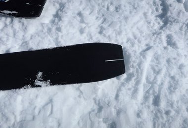 Der Mistico.2 von Ski Trab hat am Skiende eine Rille für die Fellbefestigung (man kann aber auch andere Felle montieren).