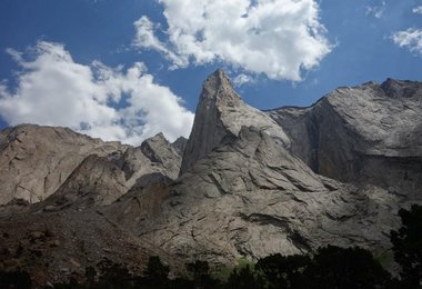 Die Felswände am Slesov Peak
