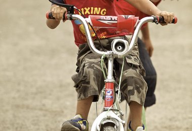 Emanuel Papert mit kirgisischen Kindern; Fußball, Fahrrad und gemeinsamer Spaß machen die Verständigung auch ohne Sprache möglich. (c) Franz Walter |visualimpact.ch