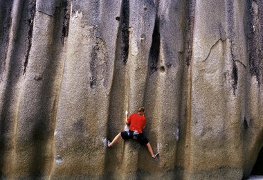 Um nach oben zu gelangen fordert es einem einen einzigartigen Kletterstil ab, stemmen, drücken, viel Reibungskletterei, die Felsflächen gegeneinander ausspielen ... Fotos © U. Loskot
