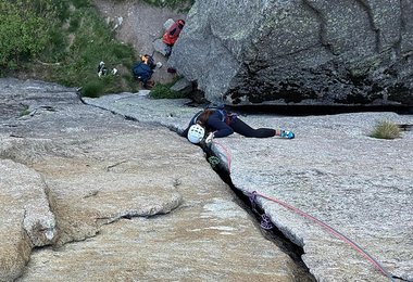 Mit dem Blue Ice Blast Helm beim Trad Klettern im Aosta Tal
