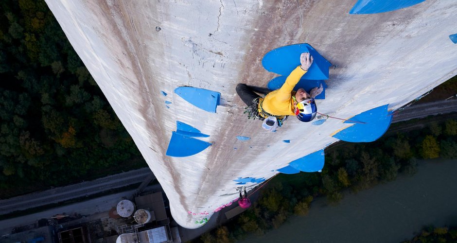  Domen Škofic  am 360 Meter hohen Schornstein in Slowenien (c) Jakob Schweighofer/Red Bull Content Pool