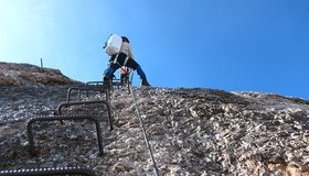 Die lange Klammernpassage - Marmolada Westgrat Klettersteig Ferrata Cresta Ovest