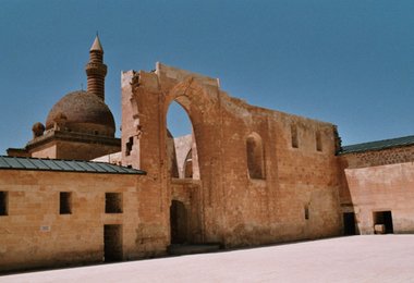 Blick vom Innenhof auf die Moschee des Ishak Pasa Palastes