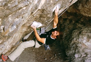 Alle Fotos zeigen Armin Buchroithner in der neuen Route "Public Enemy" (8c+) im Zigeunerloch.