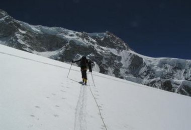 Beim Aufstieg mit Ski