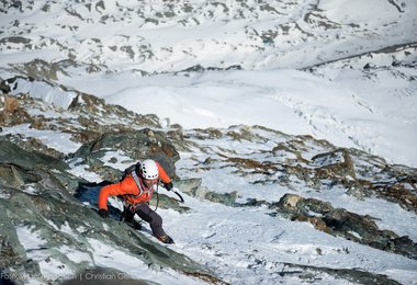 Dani Arnold in der Matterhorn Nordwand (c) visualimpact.ch/Christian Gisi