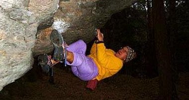 Bouldern, eine eigene Spielart - auch hier gibt es schon eigene Boulderkurse.