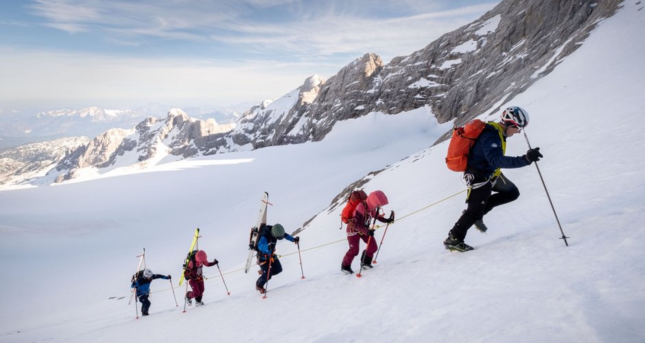 Vorstand des Bergführerverbandes Hati Finsterer am Weg zum Dachstein