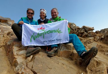 Ernst Dullnigg, Gerlinde Kaltenbrunner und Andreas Schieder am Gipfel des Alam Kuh. (c) Peter Plundrak
