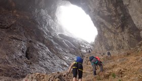 Im sehr imposanten Felsenfenster