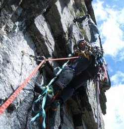 Gerhard beim Setzen von Bohrhaken am Beginn der 8. SL.