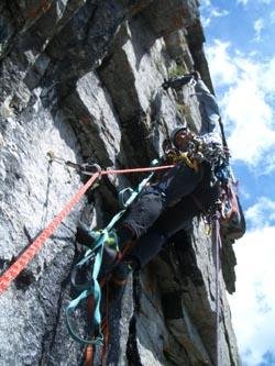 Gerhard beim Setzen von Bohrhaken am Beginn der 8. SL.