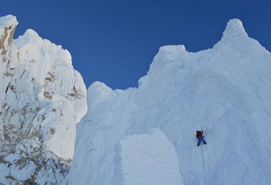Dani Arnold klettert am Cerro Torre den sogenannten "Helm", eine steile Schnee-Eiswand. (c) visualimpact.ch | Mario Arnold