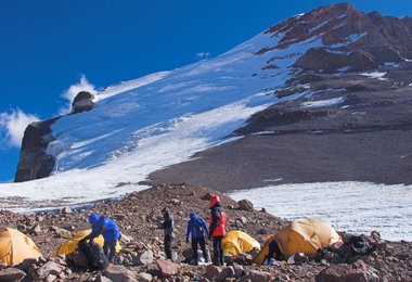 Camp 2, 5850 m, der Polenroute. Die Direkte Polenroute verläuft im rechten Randbereich des Gletschers. Foto: L. Stitzinger