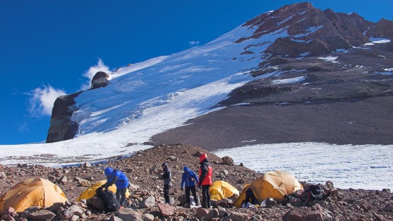 Camp 2, 5850 m, der Polenroute. Die Direkte Polenroute verläuft im rechten Randbereich des Gletschers. Foto: L. Stitzinger