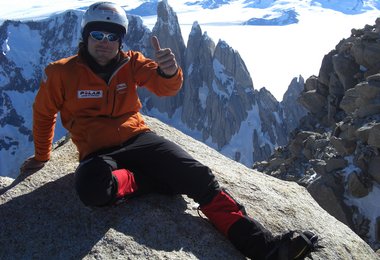 Markus Pucher  auf dem Gipfel des Fitz Roy. Dahinter der Cerro Torre