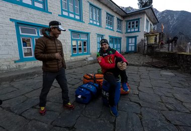 Tenji Sherpa and Ueli Steck in Lukla (c) Archiv Ueli Steck