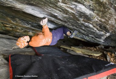 Barbara Raudner bouldert Hobbygärtner Fb 7c+ bloc