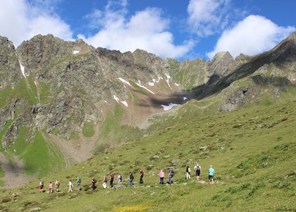 Das Wanderparadies Paznaun-Ischgl lockt mit lukullischen Köstlichkeiten auf verschiedene Hütten in der malerischen Bergwelt der Silvretta. (Foto: TVB Paznaun-Ischgl)