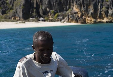 Captain bei der Arbeit - im Hintergrund das Base Camp auf Nosy Andantsara